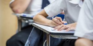 طلبة التوجيهي يتقدمون للامتحان في يومه السادس - بوابة فكرة وي
