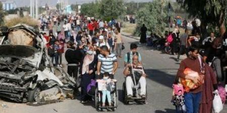 مئات الفلسطينيين ينزحون قسرا من حى الشجاعية شرق مدينة غزة - بوابة فكرة وي