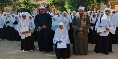 معهد فتيات أولاد نجم يكرمون طالبة عقب ختم القرآن داخل المدرسة - بوابة فكرة وي