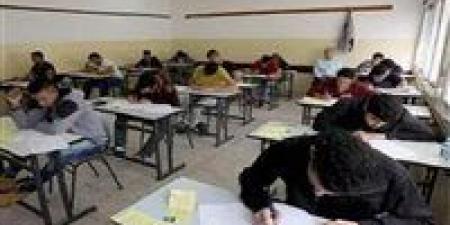 طلاب الثانوية العامة نظام قديم يؤدون امتحان الرياضيات البحتة اليوم الثلاثاء - بوابة فكرة وي