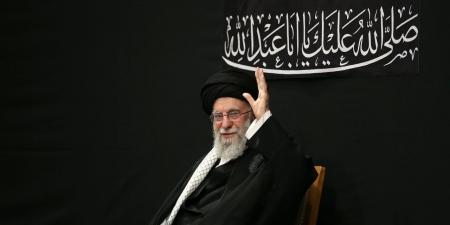 بالفيديو | الإمام الخامنئي يحضر في مراسم عزاء ليلة العاشر في حسينية الإمام الخميني بطهران - بوابة فكرة وي