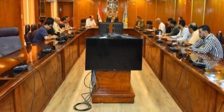 محافظ أسيوط يبحث مع شركات الإعلان تحويل اللوحات لمصدر دعم للمشروعات التنموية - بوابة فكرة وي