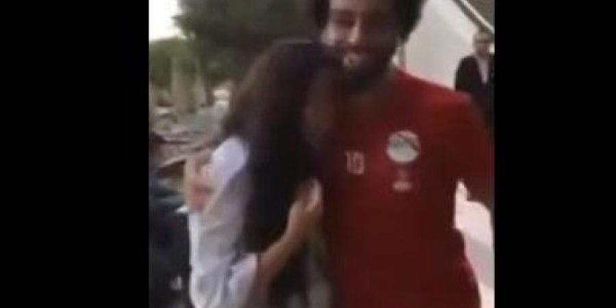 بالفيديو .. محمد صلاح يحتضن معجبة بعد ان بكت لرؤيته - بوابة فكرة وي