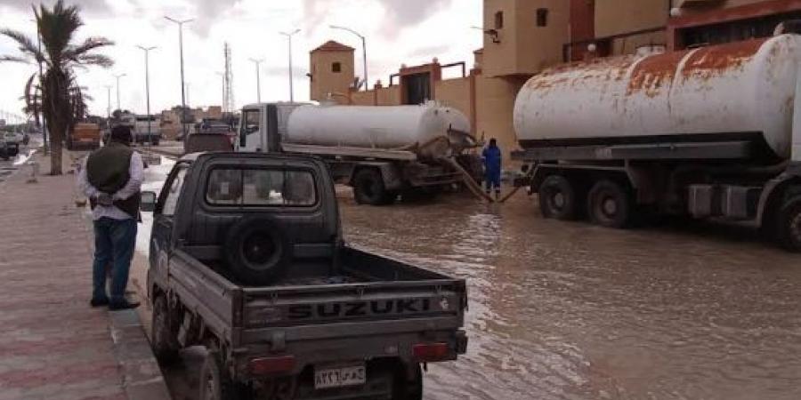 محافظ مطروح يتابع اعمال رفع مياه الامطار من شوارع المدن - بوابة فكرة وي