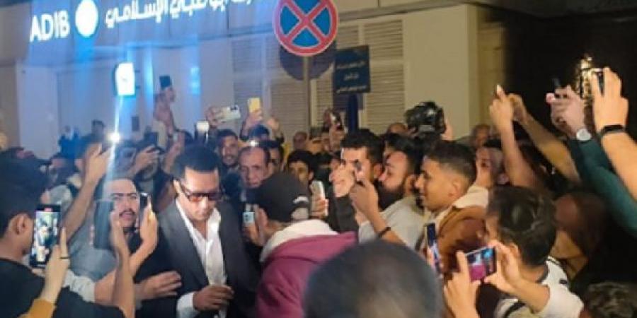 وسط زحام شديد.. بالصور شقيق محمد رحيم يستقبل محمد رمضان بالاحضان - بوابة فكرة وي