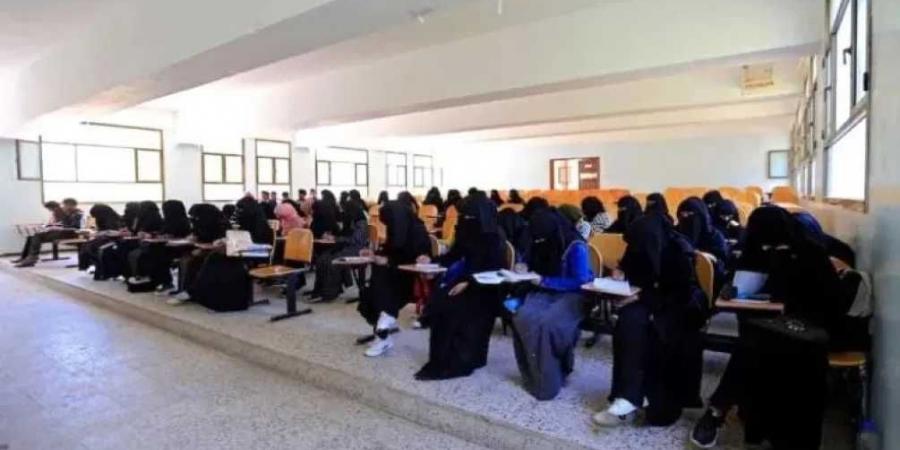 الحوثي يغرق طالبات الجامعة في بحر القيود: من الصنادل إلى الأحلام - بوابة فكرة وي