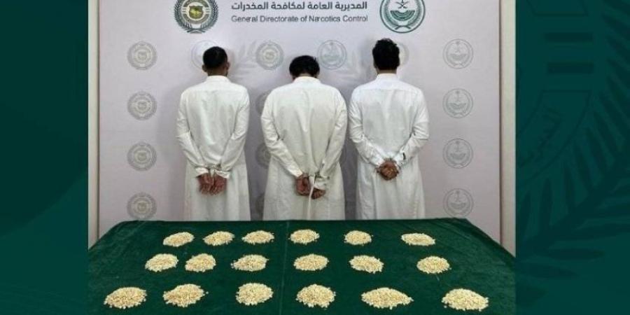 مكافحة المخدرات تقبض على 3 أشخاص بمنطقة المدينة المنورة لترويجهم 17,427 قرصًا من مادة الإمفيتامين المخدر - بوابة فكرة وي