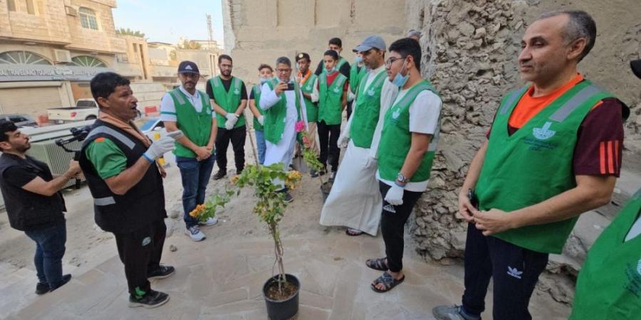 فيديو| 40 متطوعاً يزيلون 5 أطنان من النفايات من منزل تراثي بالقطيف - بوابة فكرة وي