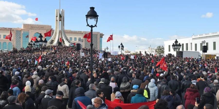 "حرقًا حتى الموت".. احتجاجات تونسية بعد "حملة تنمّر طلابية دفعت معلمًا للانتحار"! - بوابة فكرة وي