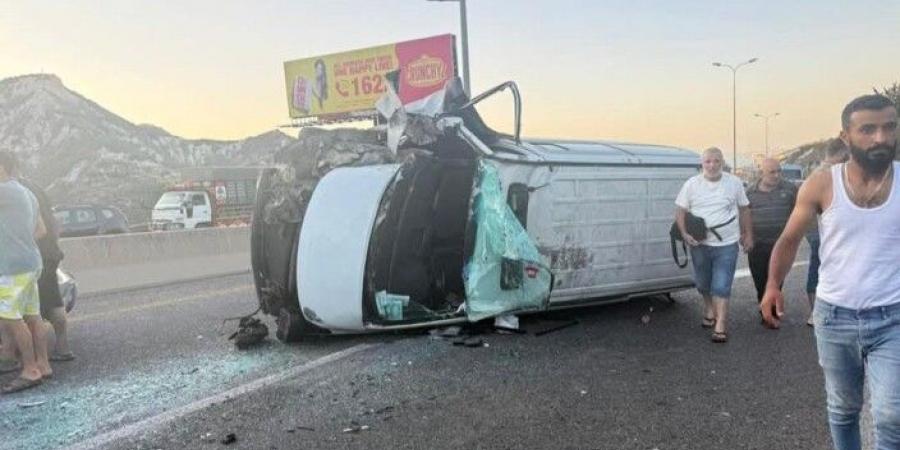 3 جرحى نتيجة انقلاب حافلة لنقل الركاب على أوتوستراد شكا وقطع جزئي للسير بالمكان - بوابة فكرة وي