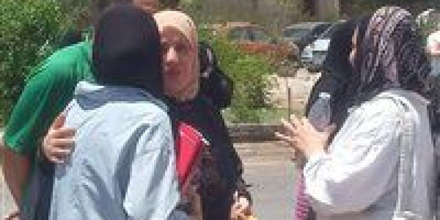 طلاب الثانوية العامة علمى رياضة يؤدون امتحان الرياضيات البحتة اليوم الأحد - بوابة فكرة وي