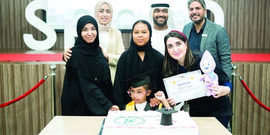 شرطة دبي تحتفي بنجاح ابنة موظف من ذوي الهمم - بوابة فكرة وي