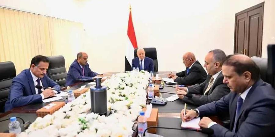 الرئيس العليمي يبحث مع الحكومة والبنك المركزي انهيار العملة والتزامات الدولة في عدن - بوابة فكرة وي